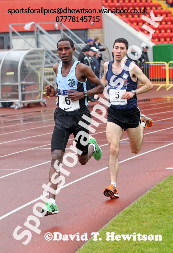Winner Asdan Mohamud (TVH) leads James Connor (Kent) in the 5000 metres, British National League, Division 1, Gateshead. Photo: David T. Hewitson/Sports for All Pics